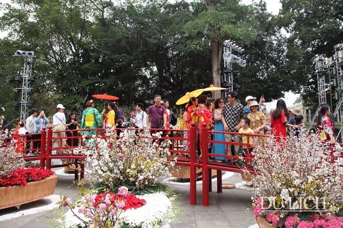 Khách đến tham dự lễ hội hoa anh đào Hà Nội 2019